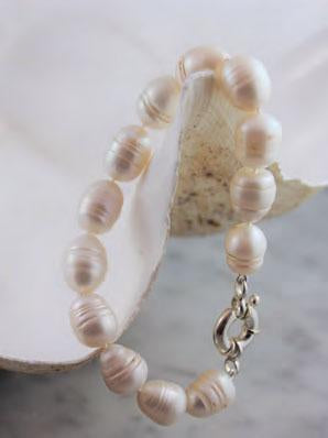 Baroque bracelets in a variety of sizes, colours and styles