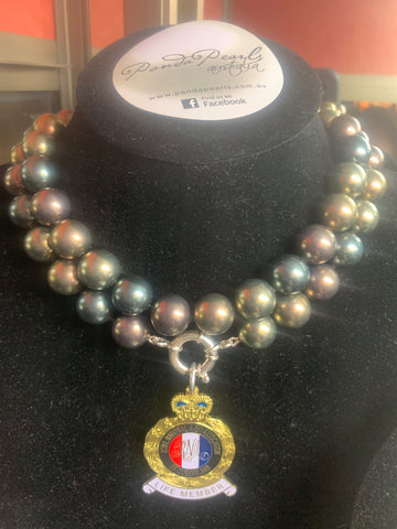 PandaPearls has a range of majestic pearls. Colours range from peacock green, black, grey to a pink and blue hue.